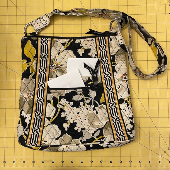 Classic Vera Bradley zip-top crossbody bag. Dogwood pattern. - Picture 4 of 8